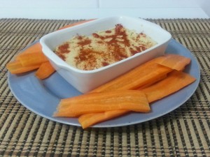 Hummus de garbanzos acompañado con zanahoria